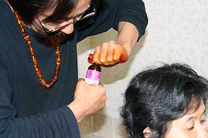 マハラニ・ヘアケアオイルを頭皮マッサージに使用
