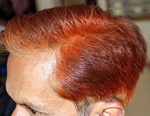 ヘナだけで白髪染めの状態。ほとんど白髪のため赤オレンジ色に見える。ヘナで白髪は赤オレンジに染まるのです