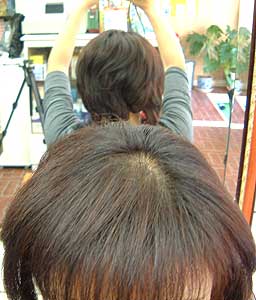 仕事の合間に、自分の髪の様子を写真に撮影する美容師Mさん 