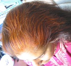 アッシャさんが自分でヘナ白髪染めをした仕上がりは赤オレンジ色